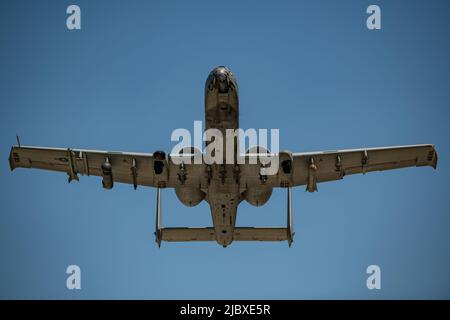 Ein Flugzeug der US Air Force A-10C Thunderbolt II hebt am 5. Juni 2022 von einer Start- und Landebahn auf dem Stützpunkt der Fort Wayne Air National Guard in Fort Wayne, Indiana, ab. LT. Col. Jesse Jahn, pensionierter A-10 Pilot, flog seinen letzten Flug während der Fort Wayne Air Show 2022. (USA Foto der Air National Guard von Staff Sgt. Rita Jimenez) Stockfoto