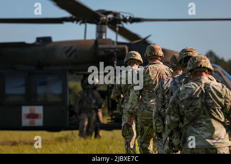 Soldaten der Apex Company, 63. Expeditionary Signal Bataillon, 35. Signal Corps Brigade, wurden am 7. Juni 2022 von Soldaten der Combat Aviation Brigade 3. beauftragt, zwei Terrestrial Transmission Line of Sight Radios (TRILOS) in die Luft zu bringen. Während ihrer Ausbildung führten Soldaten der Apex Company Zugvalidierungen auf Kommandopostknoten (CPN), Joint Network Nodes (JNN) und TRILOS durch, um ihre Expeditionssignalkommunikation zu testen und das XVIII Airborne Corps und alle seine Missionsbefehlssysteme weiter zu unterstützen. (USA Fotos der Armee von Sgt. Maxine Baen) Stockfoto