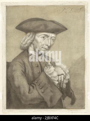 Der Grafiker, Zeichner und Maler Hendrik Spilman. Er hat seine Hände auf seinem Stock übereinander gefaltet, Portrait of Hendrik Spilman., Druckerei: Pieter Louw, (erwähnt auf Objekt), Amsterdam, 1743 - 1800, Papier, Bürste, H 178 mm × B 139 mm Stockfoto