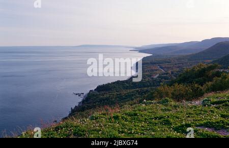 Straße mit Meer vom Aussichtspunkt, Cabot Trail, 2021 Stockfoto