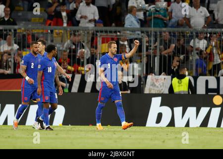 Harry Kane (eng), 7. JUNI 2022 - Fußball / Fußball : Kane feiert nach seinem Tor während der UEFA Nations League Gruppenphase für das Finalturnier Gruppe A3 zwischen Deutschland 1-1 England in der Allianz Arena in München, Deutschland. (Foto von Mutsu Kawamori/AFLO) Stockfoto