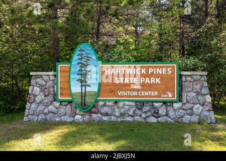 Eintritt zum Hartwick Pines State Park, Crawford County, Michigan, USA, von James D. Coppinger/Dembinsky Photo Assoc Stockfoto