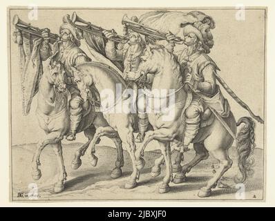 Drei Männer zu Pferd, Seite an Seite, reiten nach links, jeder mit einer Trompete am Maul, von der ein Banner hängt. Dieser Druck ist Teil einer Serie von 22 nummerierten Drucken: Ein Titeldruck, 20 Drucke, die einen oder mehrere verschiedene Arten von (meist gespannten) Reitern darstellen, und ein Druck, der einen Pferdekampf darstellt., drei Trompeter auf der Reitschule (Serientitel), Druckerei: Jacob de Gheyn (II), (Werkstatt von), Druckerei: Zacharias Dolendo, (möglicherweise), Jacob de Gheyn (II), (auf Objekt erwähnt), Druckerei: Leiden, Druckerei: Niederlande, Verlag: Leiden, 1599, Papier Stockfoto