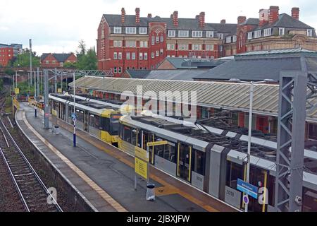 Zwei Metrolink-Straßenbahnen am Altrincham Public Transport Interchange / Station, Stamford New Road, Greater Manchester, England, UK, WA14 1BL Stockfoto