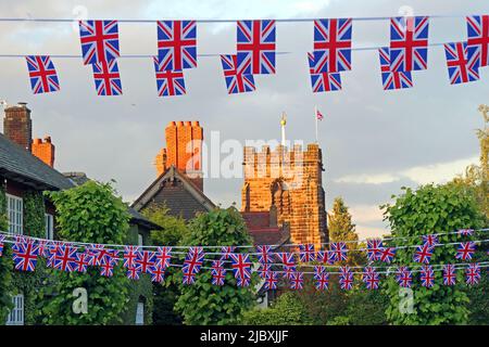 Großbritannien Vereinigtes Königreich Unionsflags and bunting Flying in Grappenhall Village, Warrington, Cheshire, England, UK, WA4, für königliche Feierlichkeiten Stockfoto