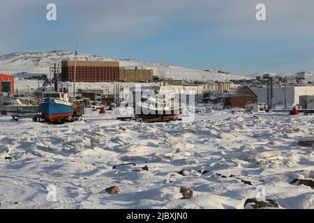 Foto aufgenommen in Iqaluit, Nunavut, Kanada am 31 2021. Januar Boot auf gefrorenem Meer Stockfoto