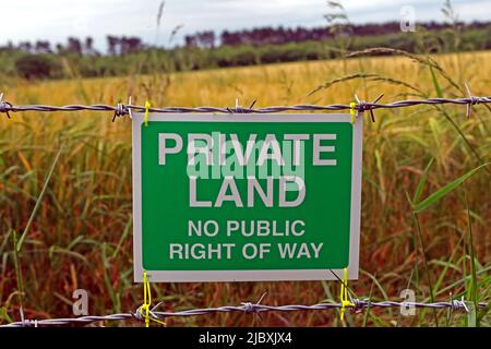 Grünes Schild am Eingang zu Ackerland, Privatland, kein öffentliches Wegerecht, Stockton Lane, Grappenhall, Warrington, Ceshire, Großbritannien Stockfoto