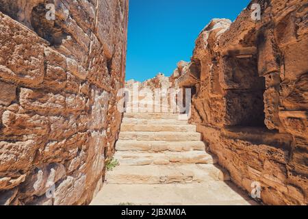 Blick auf die Ruinen und Bögen der antiken griechischen Stadt Kourion (archäologische Stätte) in der Nähe von Limassol, Zypern Stockfoto