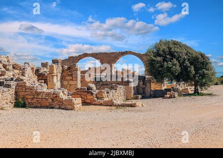 Blick auf die Ruinen und Bögen der antiken griechischen Stadt Kourion (archäologische Stätte) in der Nähe von Limassol, Zypern Stockfoto