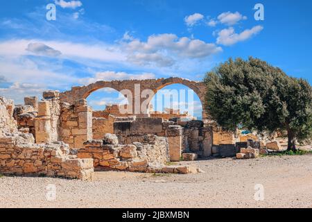 Blick auf die Ruinen und Bögen der antiken griechischen Stadt Kourion (archäologische Stätte) in der Nähe von Limassol, Zypern Stockfoto