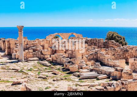 Blick auf die Ruinen und Bögen der antiken griechischen Stadt Kourion (archäologische Stätte) in der Nähe von Limassol, Zypern Stockfoto