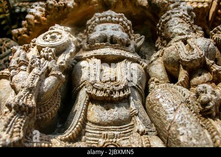 Hochdetaillierte intrinsische Schnitzereien der Gottheit mit Ornamenten in Somnathpur, Mysore, Karnataka, Indien. 800 Jahre alter hindu-Tempel, der Lord Vishnu gewidmet ist Stockfoto