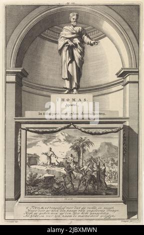 Der Apostel Tomas mit einer Papierrolle in den Händen. Tomas steht auf einem Sockel, auf dem sein Martyrium auf der Vorderseite dargestellt ist. Druck markiert oben Mitte: Fol: 323., Apostel Tomas Thomas, Apostel, in Äthiopien mit Pylentürschooten, Druckerei: Jan Luyken, (auf Objekt erwähnt), Druckerei: Zacharias Chatelain (II), (auf Objekt erwähnt), Zeichner: Jan Goeree, (auf Objekt erwähnt), Amsterdam, 1698, Papier, Radierung, Gravur, H 281 mm × B 177 mm Stockfoto