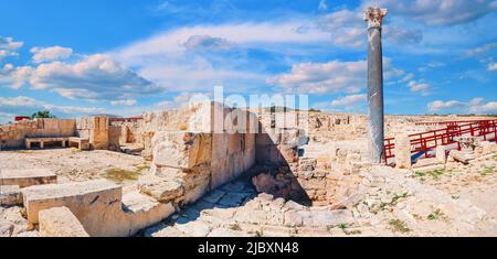 Panoramablick auf die Ruinen der antiken griechischen Stadt Kourion (archäologische Stätte) in der Nähe von Limassol, Zypern Stockfoto