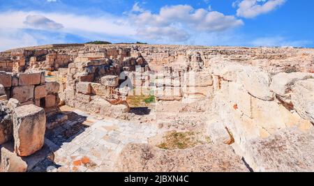 Panoramablick auf die Ruinen der antiken griechischen Stadt Kourion (archäologische Stätte) in der Nähe von Limassol, Zypern Stockfoto