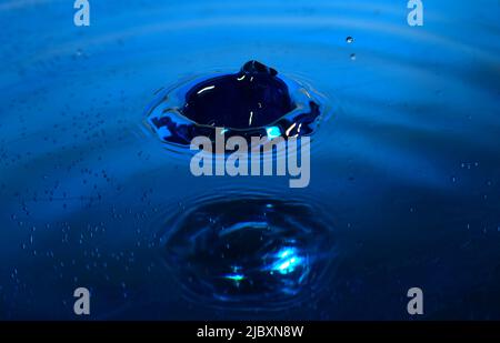 Wasserfotografie, Nahaufnahme von blauem Wasserspritzer Stockfoto