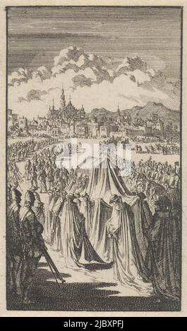 Im Vordergrund die Trauerprozession mit der Leiche des Don Juan von Österreich. Die spanische Armee steht auf beiden Seiten der Prozession. Im Hintergrund die Stadt Namur, Trauerzug des Don Juan von Österreich, 1574, Druckerei: Jan Luyken, Amsterdam, 1699, Papier, Radierung, H 131 mm × B 79 mm Stockfoto