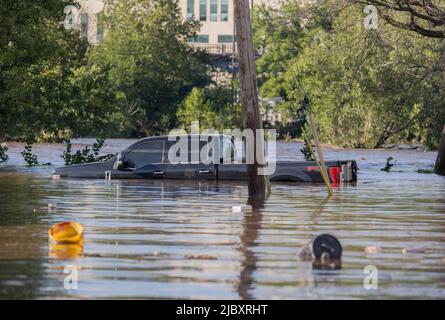 BRIDGEPORT, PA – 2. September 2021: Ein Lastwagen sitzt in einem Flutwasser in der Nähe des Schuylkill River, als die Überreste des US-Flußes Ida den Mittelatlantik beeinflussten. Stockfoto