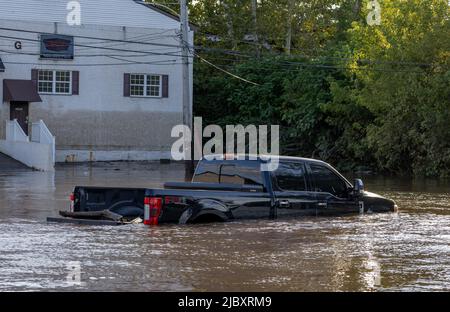 BRIDGEPORT, PA – 2. September 2021: Ein Lastwagen sitzt in einem Flutwasser in der Nähe des Schuylkill River, als die Überreste des US-Flußes Ida den Mittelatlantik beeinflussten. Stockfoto