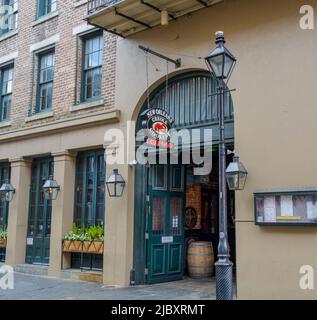 NEW ORLEANS, LA, USA - 24. APRIL 2022: Front of New Orleans Creole Cookery on Toulouse Street in the French Quarter Stockfoto