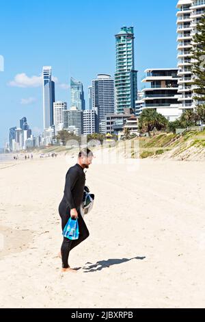 Queensland Australien / Touristen und Einheimische genießen die Sonne, die Küste und den Strand von Surfers Paradise. Stockfoto