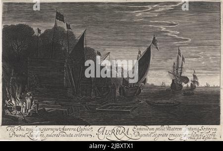 Blick auf ein Meer mit mehreren Segelschiffen in der Dämmerung des frühen Morgens, die den Sonnenaufgang darstellen. Vorne links drei Figuren und ein Kind in der Nähe eines Feuers. Druck aus einer Serie von vier, Seascape mit Schiffen: Dawn Aurora The Parts of the Day (Serientitel), Druckerei: Jan van de Velde (II), (Objektbezeichnung), Verlag: Claes Jansz. Visscher (II), (auf Objekt erwähnt), Amsterdam, 1603 - 1651, Papier, Radierung, Gravur, H 137 mm × B 217 mm Stockfoto