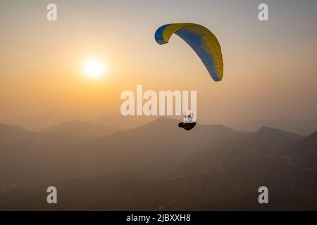 Paragliding in Pokhara, Nepal bei Sonnenuntergang Stockfoto