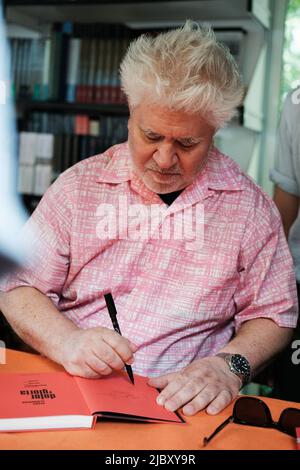 Madrid, Spanien. 08.. Juni 2022. Der Regisseur Pedro Almodovar hat ihn während der Unterzeichnung des Buches "Parallel Mothers" auf der Madrider Buchmesse im Retiro Park in Madrid gesehen. Kredit: SOPA Images Limited/Alamy Live Nachrichten Stockfoto