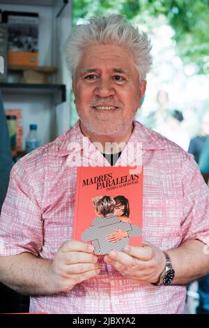 Madrid, Spanien. 08.. Juni 2022. Der Regisseur Pedro Almodovar hat ihn während der Unterzeichnung des Buches "Parallel Mothers" auf der Madrider Buchmesse im Retiro Park in Madrid gesehen. Kredit: SOPA Images Limited/Alamy Live Nachrichten Stockfoto