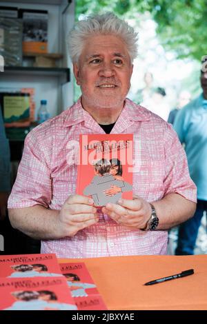 Madrid, Spanien. 08.. Juni 2022. Der Regisseur Pedro Almodovar hat ihn während der Unterzeichnung des Buches "Parallel Mothers" auf der Madrider Buchmesse im Retiro Park in Madrid gesehen. Kredit: SOPA Images Limited/Alamy Live Nachrichten Stockfoto