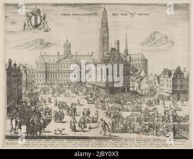 Blick auf den Dam-Platz in Amsterdam. Links vom Zentrum das Rathaus. Rechts vom Zentrum die Nieuwe Kerk mit dem nie fertiggestellten Turm, davor die Waag. Oben links das Wappen der Stadt. Links, vor dem Hendrick Hondius II Gehäuse, 'De Wackere Hond', mit einem Hund als Logo an der Fassade. Auf dem Dam Markt Händler und Händler, rechts vor Waren am Kai. In der Bildunterschrift die kommission und darunter drei lateinische Textzeilen, Ansicht des Rathauses, der Nieuwe Kerk und des Waag op de Dam in Amsterdam Forum Amstelodamise, den Dam, vulgo vocant Stockfoto