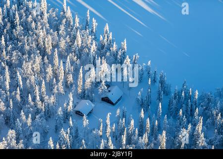 Luftaufnahme von zwei verschneiten Kabinen nach einem Schneesturm in Finnisch-Lappland Stockfoto