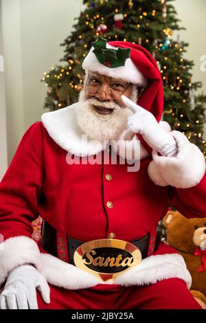 Moderne Darstellung des Weihnachtsmanns als schwarzer Mann. Stockfoto