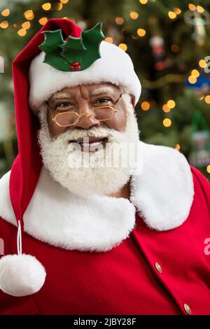 Fröhliches Porträt des Weihnachtsmannes, dargestellt von einem schwarzen Mann Stockfoto