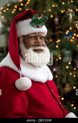 Dunkles Porträt eines afroamerikanischen Schwarzen, der als Weihnachtsmann gekleidet ist Stockfoto