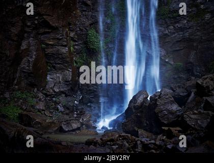 Am Fuße der Queen Mary Falls in Queensland fällt Wasser auf Felsen Stockfoto