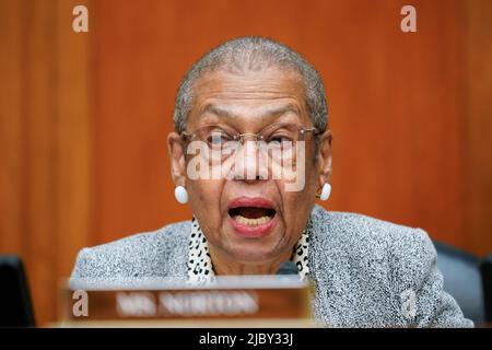 Washington, Vereinigte Staaten. 08.. Juni 2022. Die Abgeordnete Eleanor Holmes Norton (Demokratin des Distrikts von Columbia) spricht während einer Anhörung des Ausschusses für Aufsicht und Reform des Repräsentantenhauses über Waffengewalt auf dem Capitol Hill in Washington am Mittwoch, den 8. Juni 2022. Quelle: Andrew Harnik/Pool via CNP/dpa/Alamy Live News Stockfoto