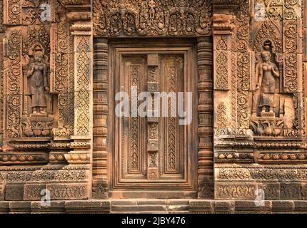 Kunstvoll geschnitzte Sandsteintür und Wände des Banteay Srei-Tempels in der Angkor-Region von Kambodscha. Erbaut in 10. Cent. Dem hinduistischen gott Shiva gewidmet. Stockfoto