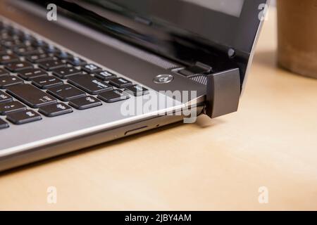 Nahaufnahme eines Wireless-Dongles auf einem Laptop. Stockfoto