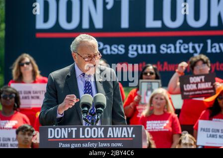 Der Mehrheitsführer des US-Senats, Chuck Schumer (Demokrat von New York), hält am Mittwoch, den 8. Juni 2022, bei einem Protest von Everytown für Waffensicherheit und seine Basisnetzwerke, Moms Demand Action und Students Demand Action, in der Nähe des US-Kapitols in Washington eine Rede. Kredit: Rod Lampey/CNP Stockfoto