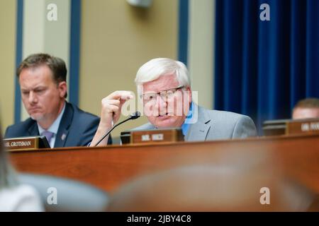 Washington, Vereinigte Staaten. 08.. Juni 2022. Der US-Repräsentant Glenn Grothman (Republikaner von Wisconsin) spricht während einer Anhörung des Ausschusses für Aufsicht und Reform des Repräsentantenhauses über Waffengewalt auf dem Capitol Hill in Washington am Mittwoch, den 8. Juni 2022. Quelle: Andrew Harnik/Pool via CNP/dpa/Alamy Live News Stockfoto