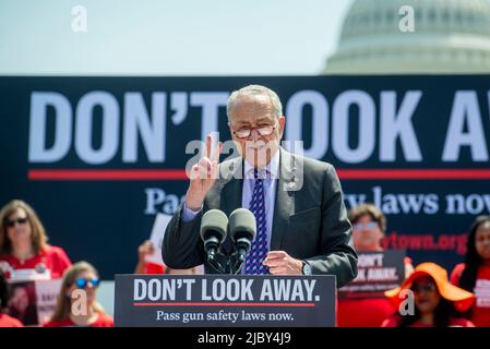 Der Mehrheitsführer des US-Senats, Chuck Schumer (Demokrat von New York), hält am Mittwoch, den 8. Juni 2022, bei einem Protest von Everytown für Waffensicherheit und seine Basisnetzwerke, Moms Demand Action und Students Demand Action, in der Nähe des US-Kapitols in Washington eine Rede. Kredit: Rod Lampey/CNP Stockfoto