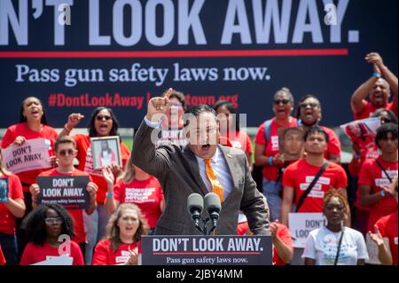 Washington, Vereinigte Staaten. 08.. Juni 2022. Art Acevedo, ehemaliger Präsident der Major City Chiefs Association und ehemaliger Polizeichef von Houston, Texas, Austin, Texas und Miami, Florida hält eine leidenschaftliche Rede während eines Protestes von Everytown für Waffensicherheit und seinen Basisnetzwerken, Moms Demand Action und Students Demand Action, in der Nähe des US-Kapitols in Washington, am Mittwoch, den 8. Juni 2022. Kredit: Rod Lampey/CNP/dpa/Alamy Live Nachrichten Stockfoto