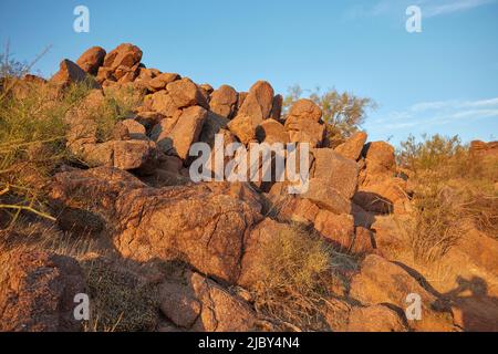 Natürlich gestapelte Felsformationen entlang des Wanderweges in Camelback Mountain. Phoenix Arizona Stockfoto