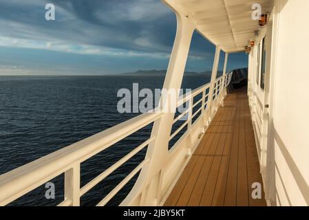 Die National Geographic Sea Lion Decks bei Sonnenaufgang in der Magdalena Bay Stockfoto