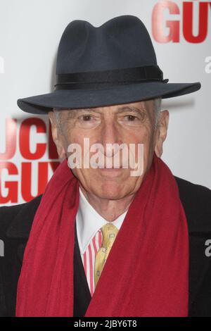 Gay Talese bei der Vorstellung von „Lucky Guy“ am 1. April 2013 im Broadhurst Theatre in New York City. Foto: Henry McGee/MediaPunch Stockfoto