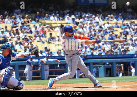 New York Mets erster Baseman Pete Alonso (20) trifft eine Pop-Fliege während eines MLB-Baseballspiels gegen die Los Angeles Dodgers, Sonntag, 5. Juni 2022, in Los A Stockfoto