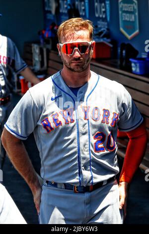 New York Mets erster Baseman Pete Alonso (20) beobachtet den Dugout während eines MLB-Baseballspiels gegen die Los Angeles Dodgers, Sonntag, 5. Juni 2022, Stockfoto