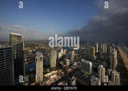 Luftaufnahme von Sturmwolken, die sich über Surfers Paradise an der Gold Coast sammeln Stockfoto