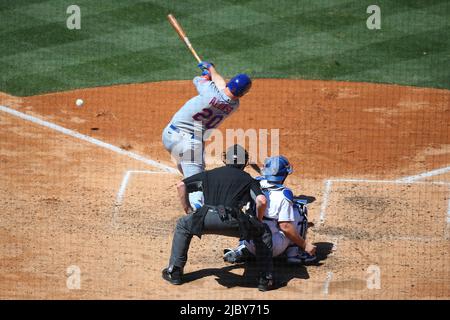 New York Mets erster Baseman Pete Alonso (20) bekommt einen Treffer während eines MLB-Baseballspiels gegen die Los Angeles Dodgers, Sonntag, 5. Juni 2022, in Los Angel Stockfoto